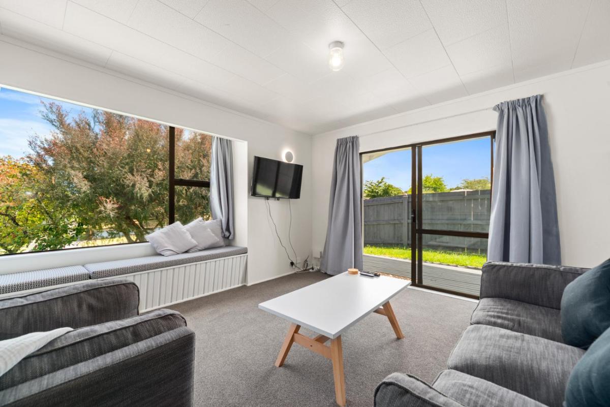 Garden Grove Gem - Lake Taupō Holiday Home - Housity