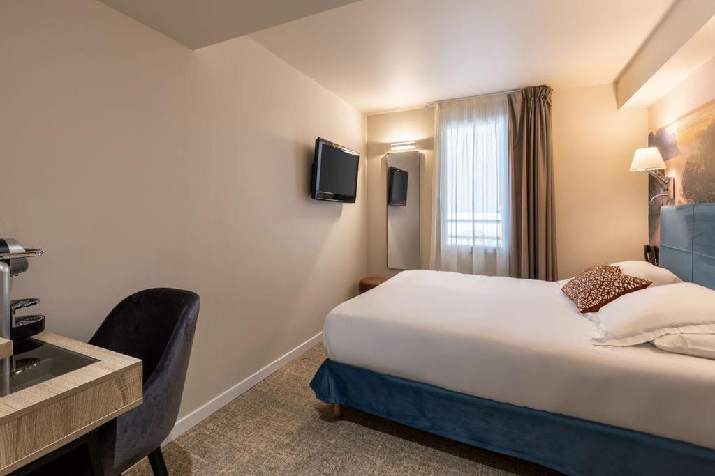 Télévision ou salle de divertissement dans l'établissement Best Western Hotel & SPA Coeur De Cassis