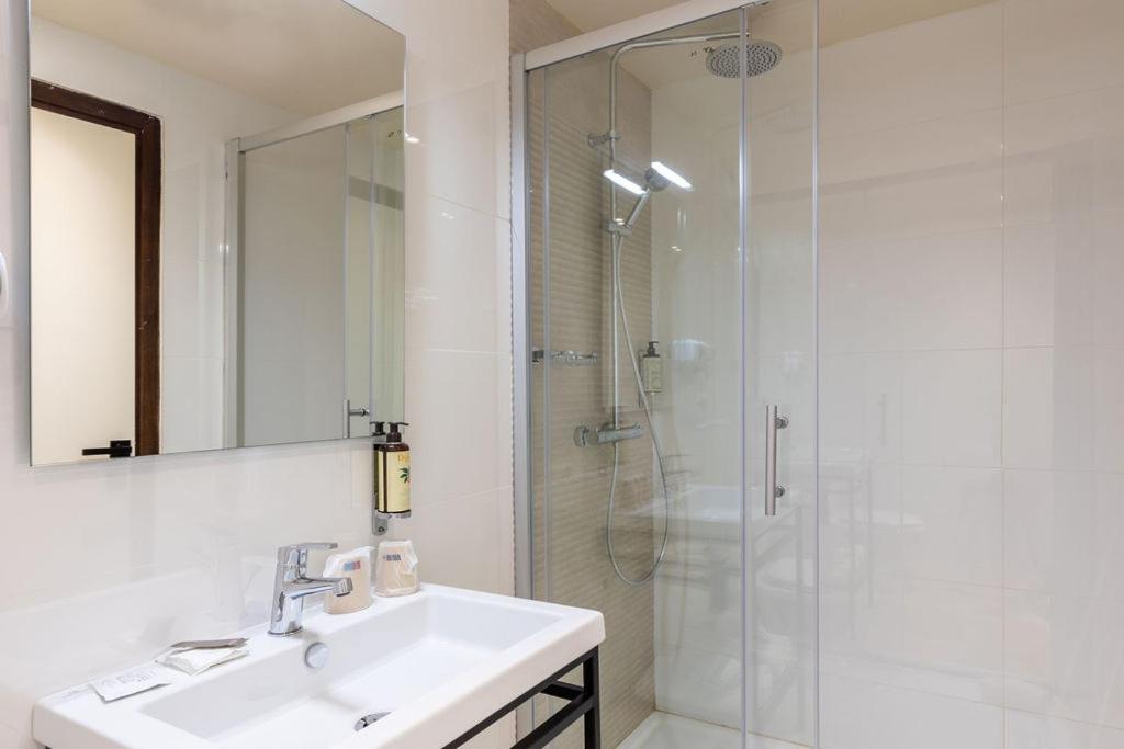 Salle de bains dans l'établissement Best Western Hotel & SPA Coeur De Cassis