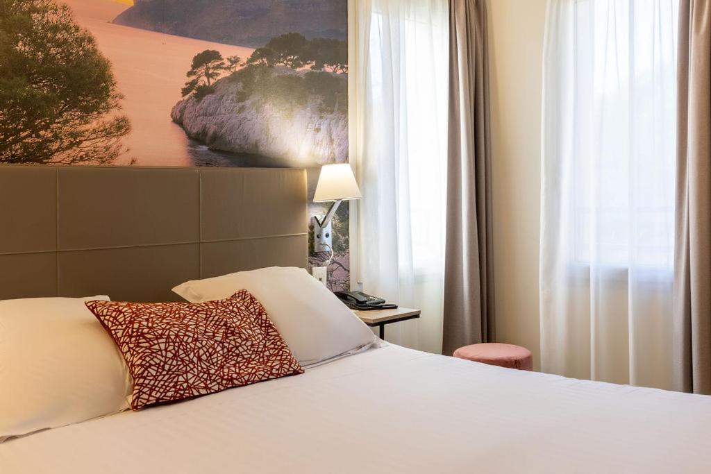 Un ou plusieurs lits dans un hébergement de l'établissement Best Western Hotel & SPA Coeur De Cassis