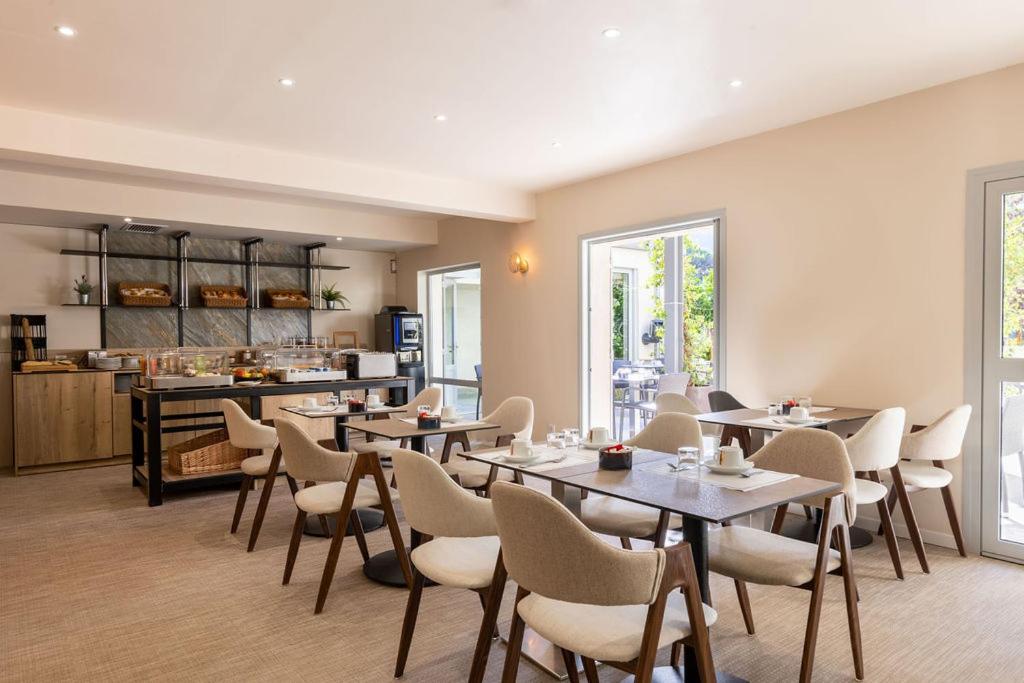 Cuisine ou kitchenette dans l'établissement Best Western Hotel & SPA Coeur De Cassis