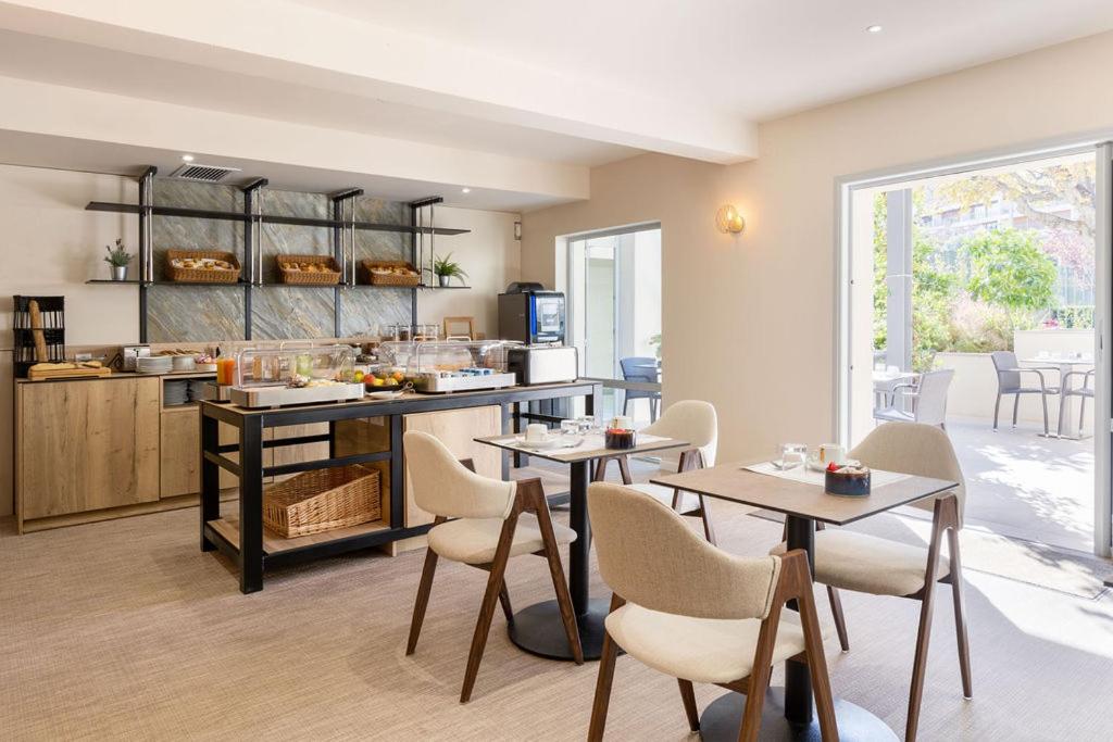 Restaurant ou autre lieu de restauration dans l'établissement Best Western Hotel & SPA Coeur De Cassis