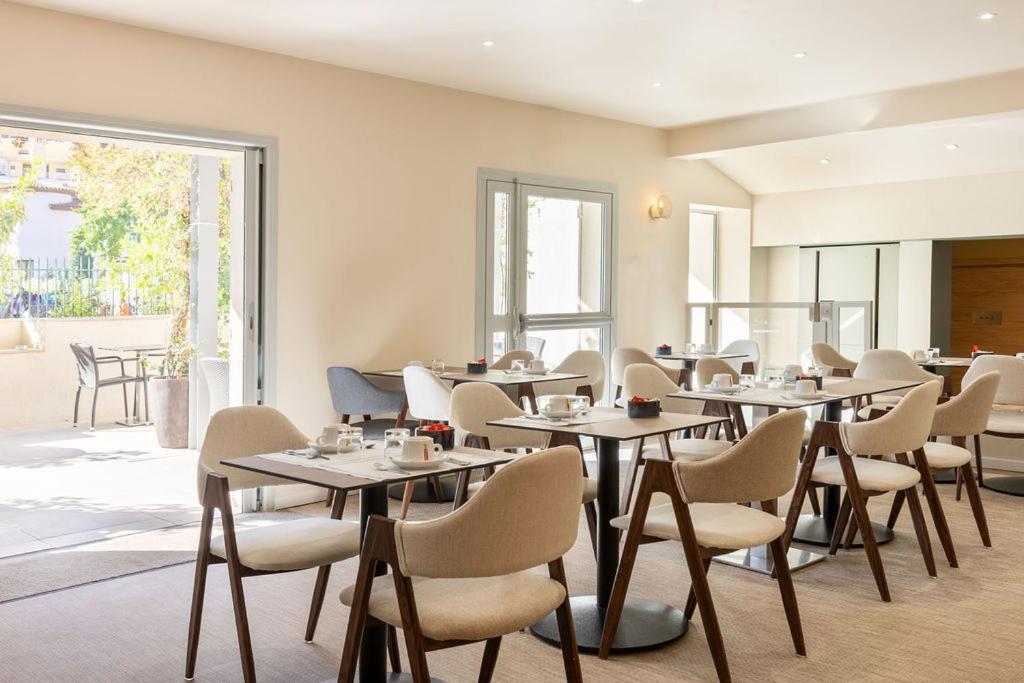 Coin salon dans l'établissement Best Western Hotel & SPA Coeur De Cassis