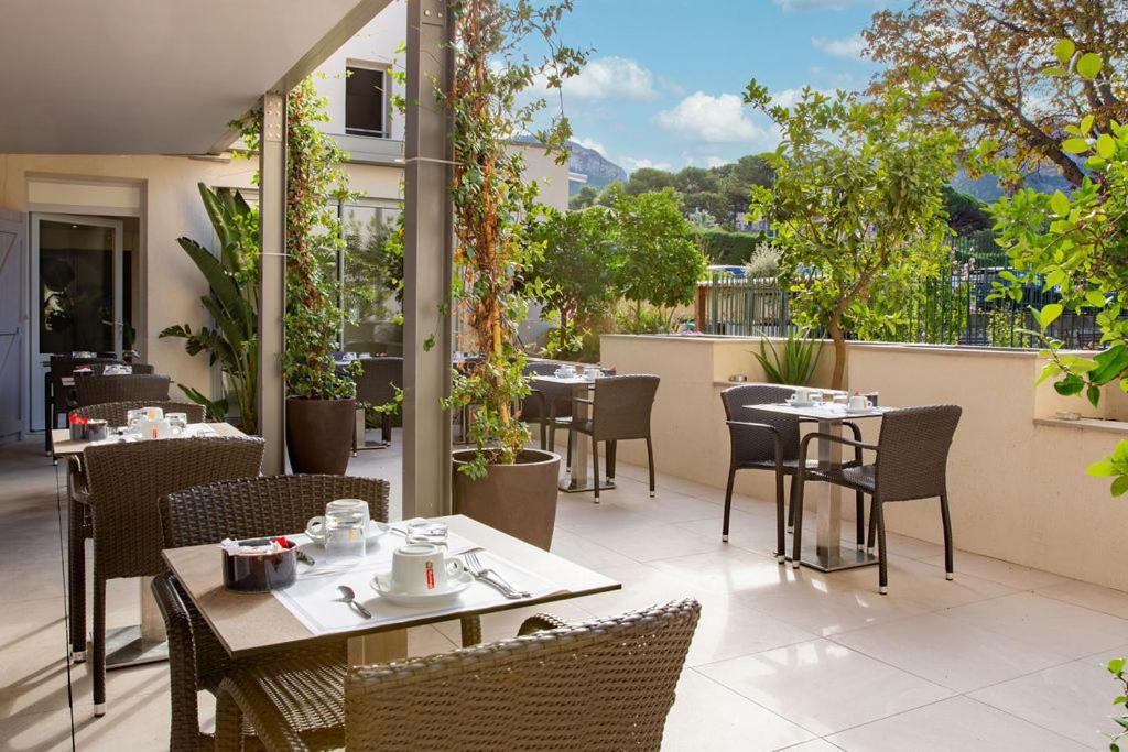 Balcon ou terrasse dans l'établissement Best Western Hotel & SPA Coeur De Cassis