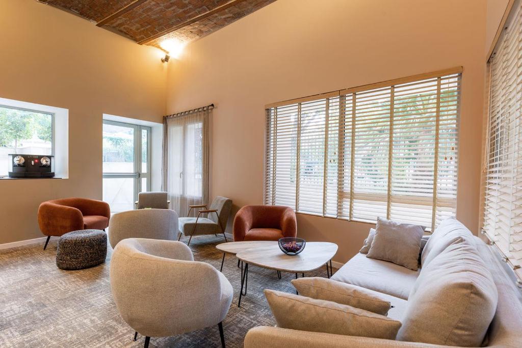 Coin salon dans l'établissement Best Western Hotel & SPA Coeur De Cassis
