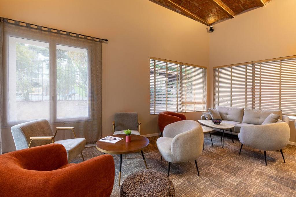 Coin salon dans l'établissement Best Western Hotel & SPA Coeur De Cassis