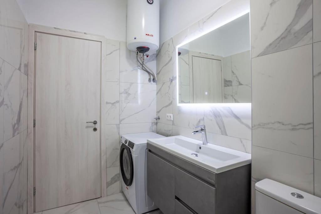 Karolou Ntil- Ground floor Suite - Housity