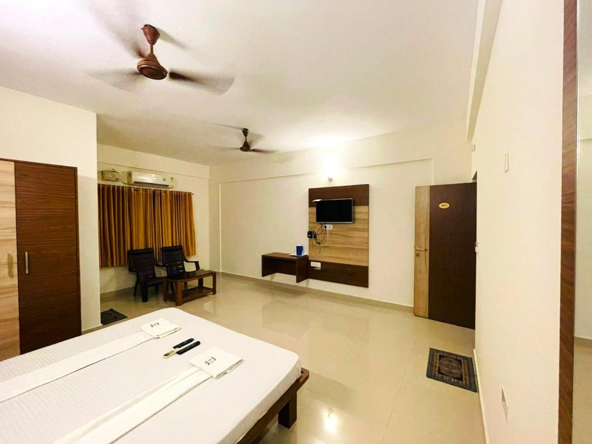 Hotel Radha - Housity