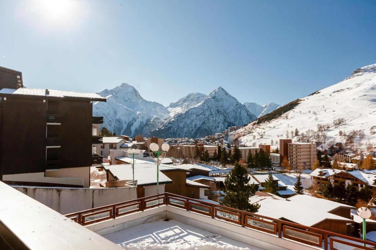 vue depuis le balcon d'un complexe hôtelier avec des montagnes enneigées dans l'établissement Hotel Turan & Spa, à Les Deux Alpes