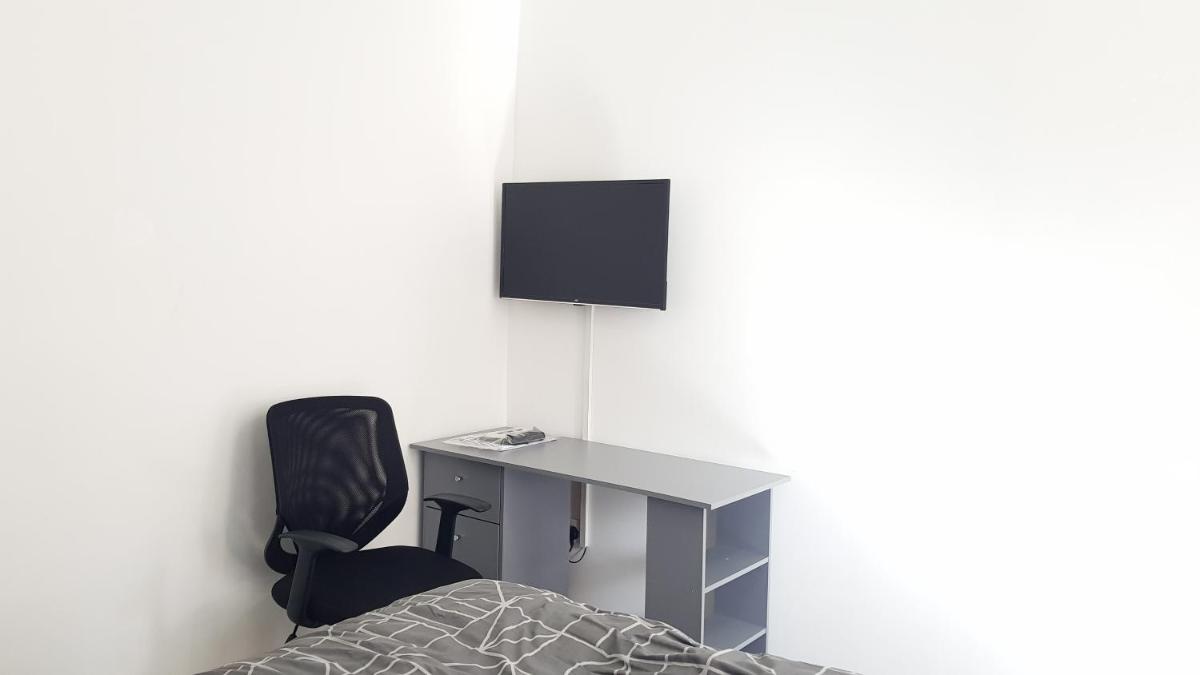 Double Bedroom In Withington, M20. 1 DB Bed, RM 1 - Housity