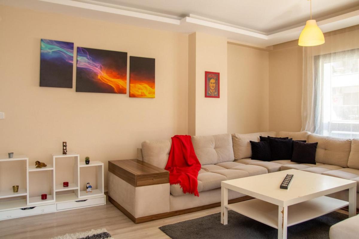 Pleasant and Central Flat with Balcony in Izmir - Housity