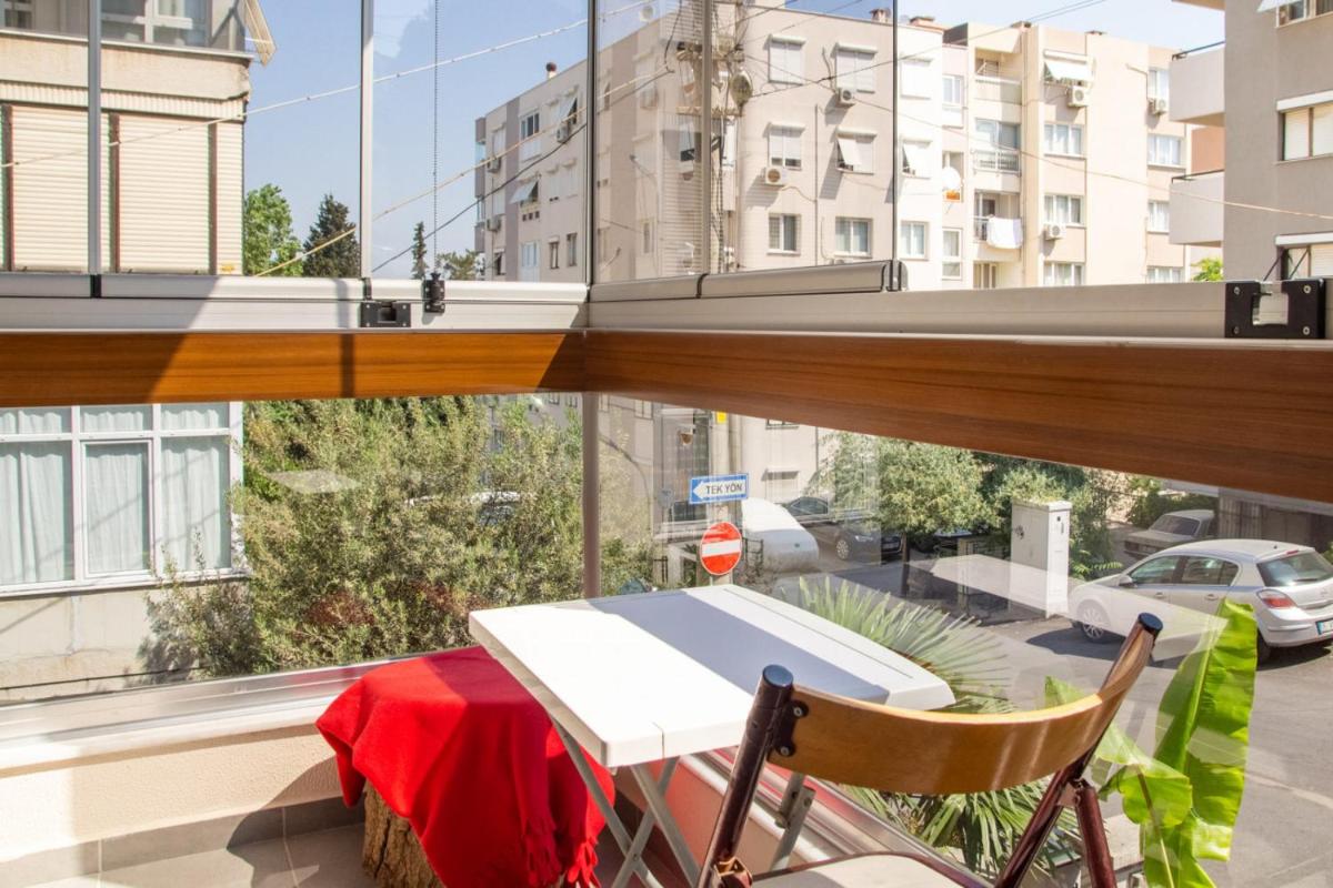 Pleasant and Central Flat with Balcony in Izmir - Housity