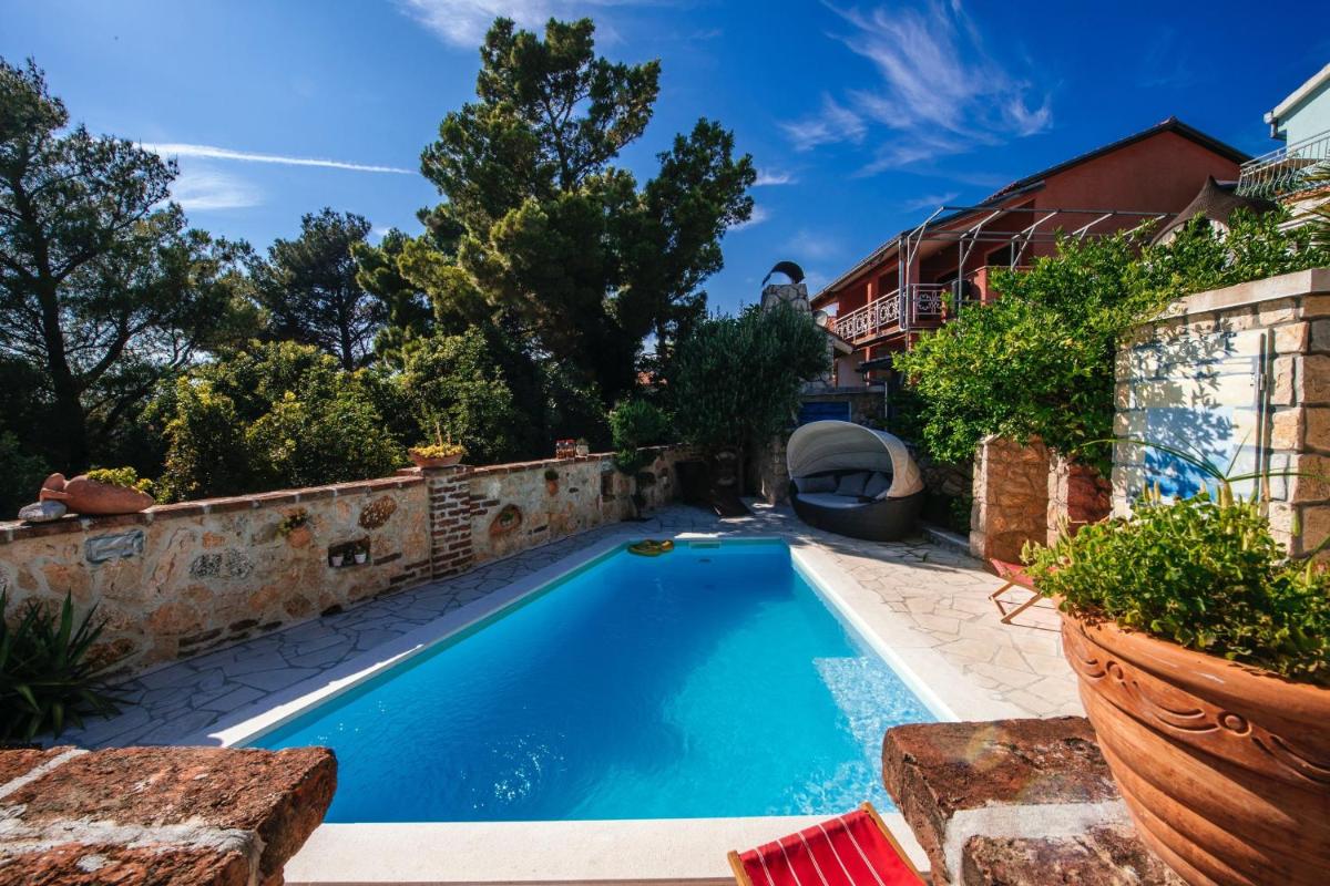 Suitetrails - Poolicluded Holiday House Halic