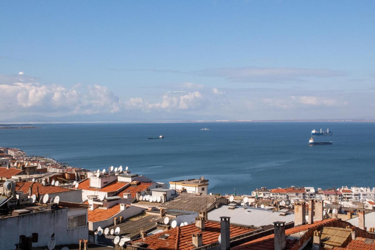 Flat with Mesmerizing Sea View in Konak - Housity