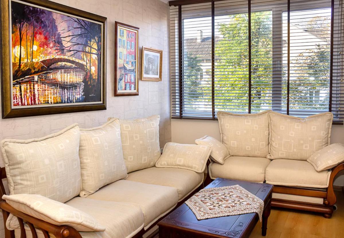 Cozy 1BD Apartment with Free Parking in the Area - Housity