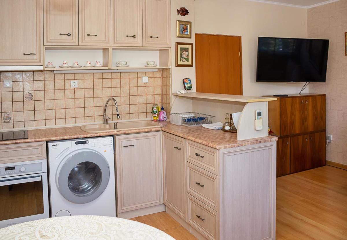 Cozy 1BD Apartment with Free Parking in the Area - Housity