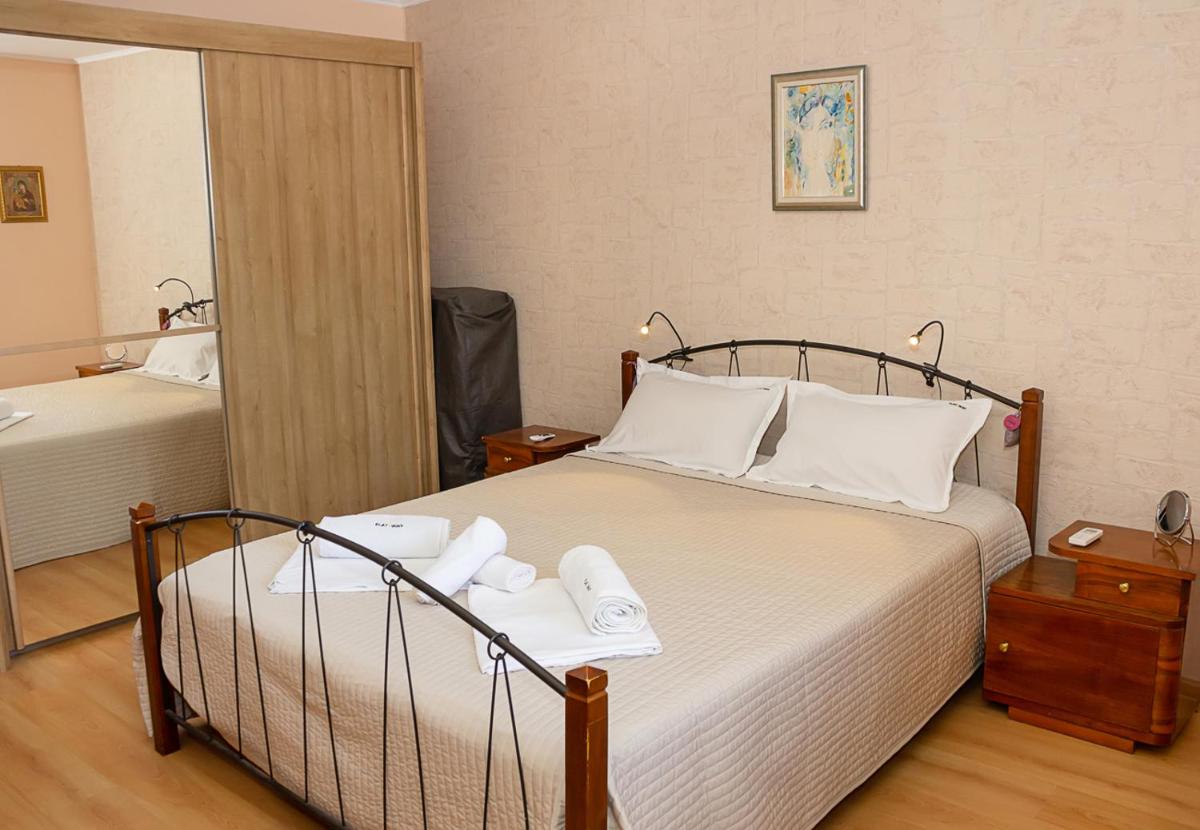 Cozy 1BD Apartment with Free Parking in the Area - Housity