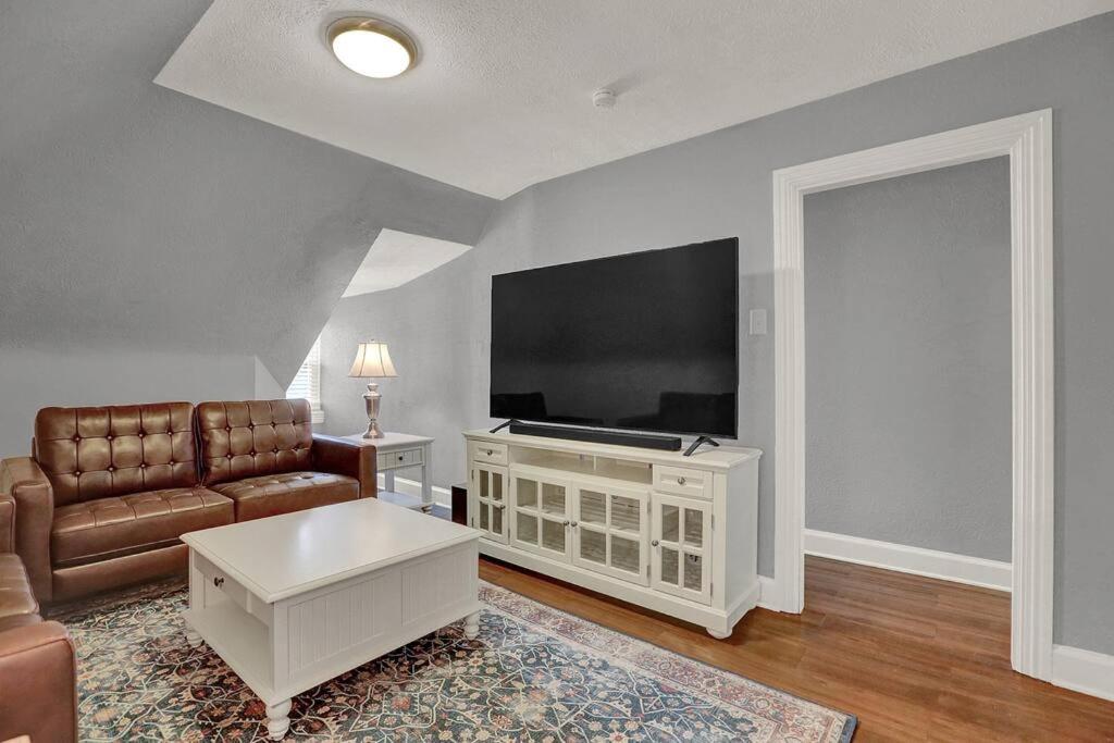 Suites on Seneca - Gorgeous One Bedroom Apartment - Housity