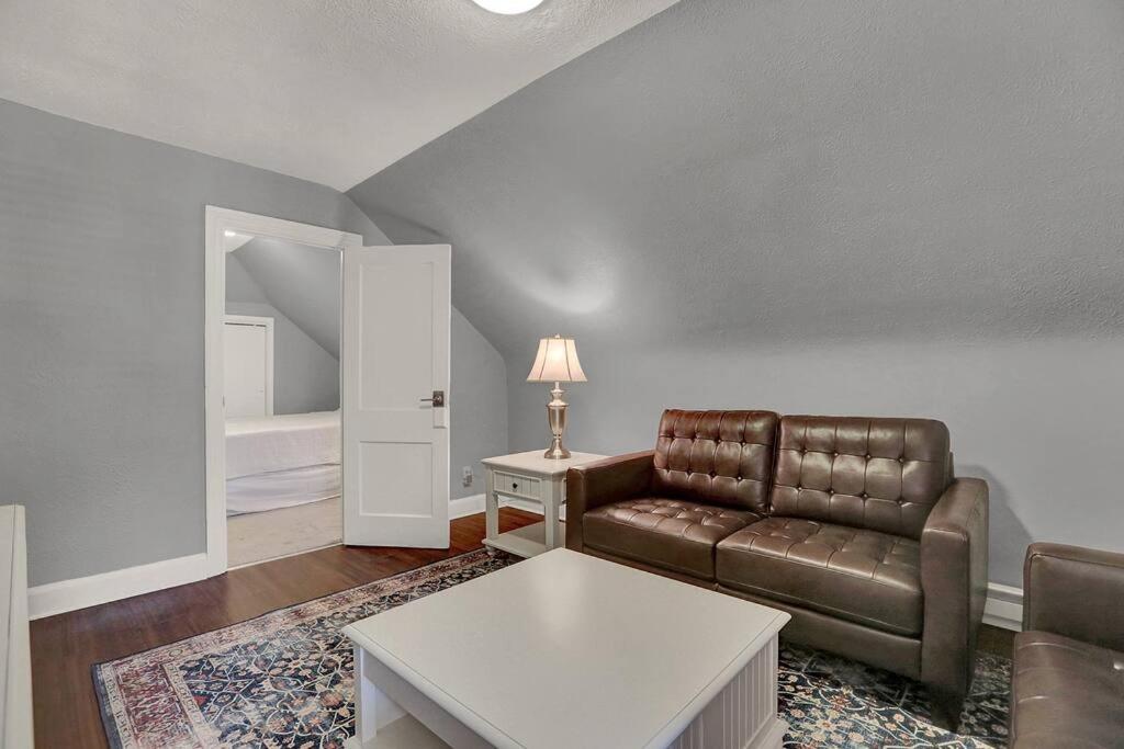 Suites on Seneca - Gorgeous One Bedroom Apartment - Housity