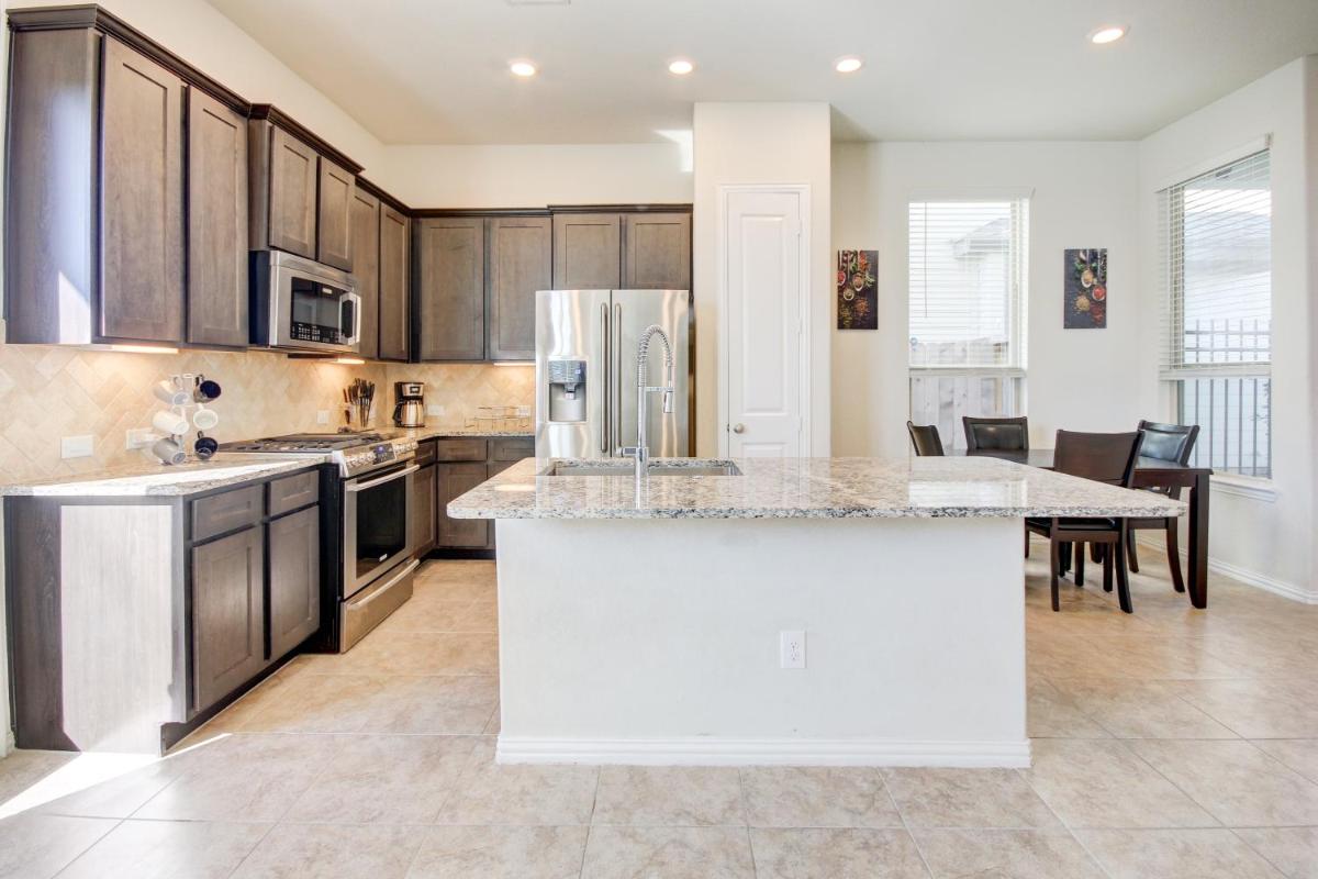 Meticulously-maintained 3-BR Townhouse w/ Backyard ~ Double-Story! - Housity