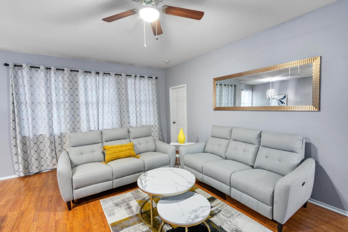 Roanoke Hidden Oasis Resort Style Living - Housity