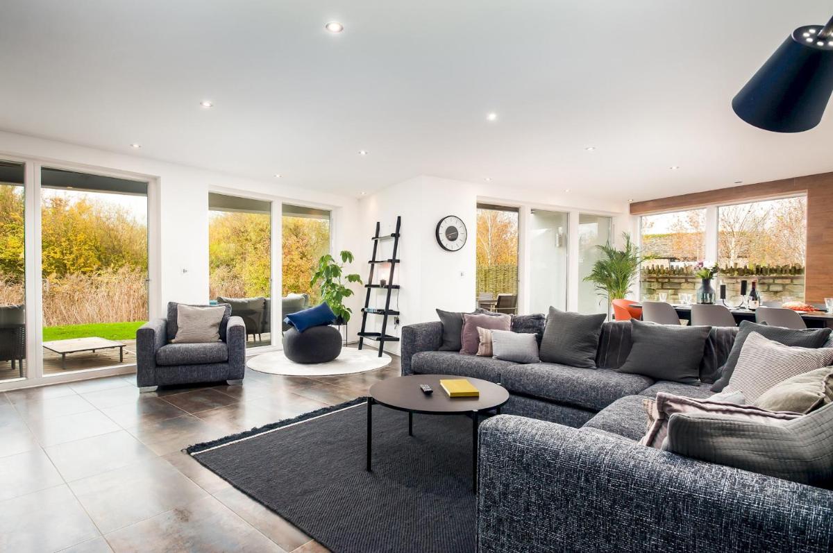 Suitetrails - Lakeside property with spa access on a nature reserve Reid Villa CW01