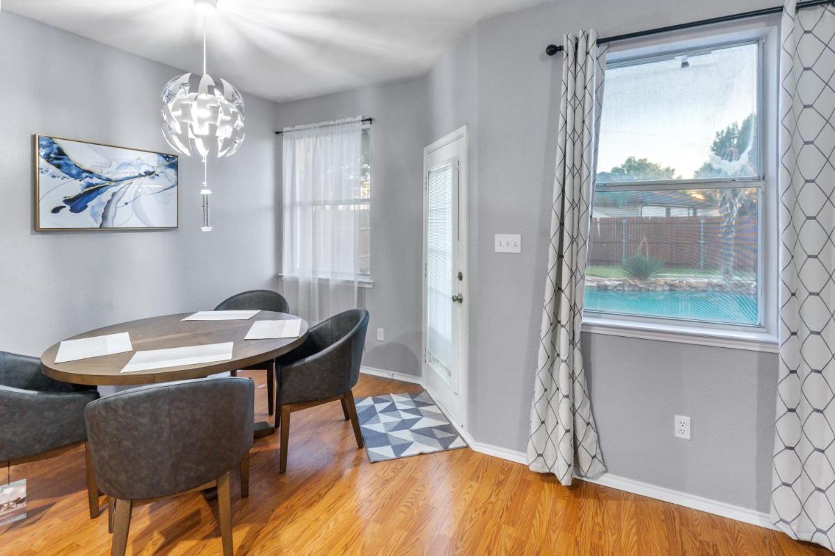 Roanoke Hidden Oasis Resort Style Living - Housity