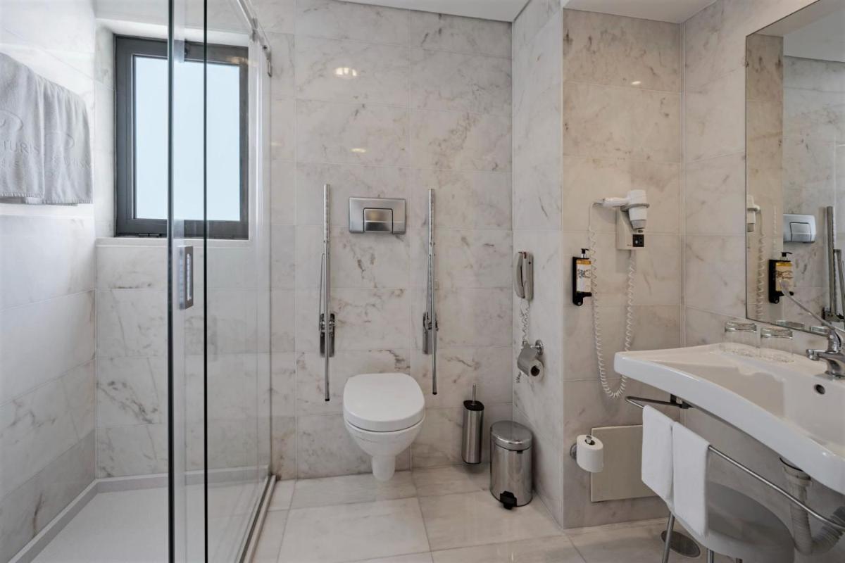 Uma casa de banho em Hotel Marina Atlântico