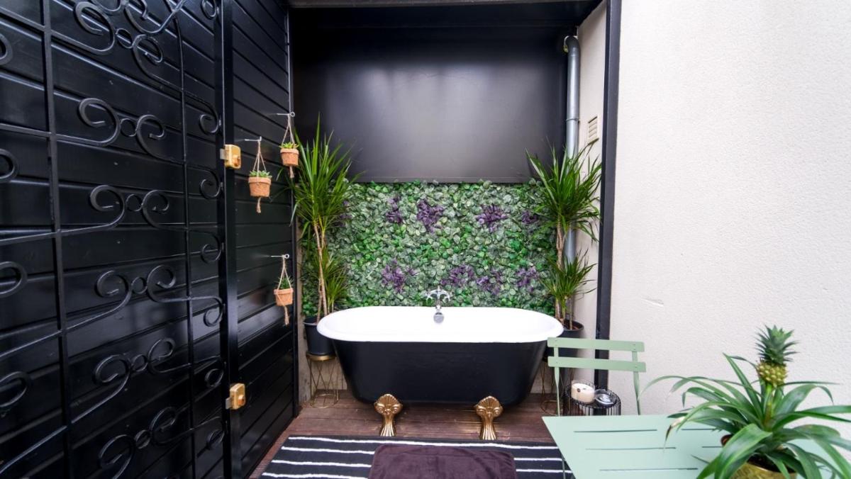 Luxury Copacabana proche Orly et Paris avec baignoire extérieur - Housity