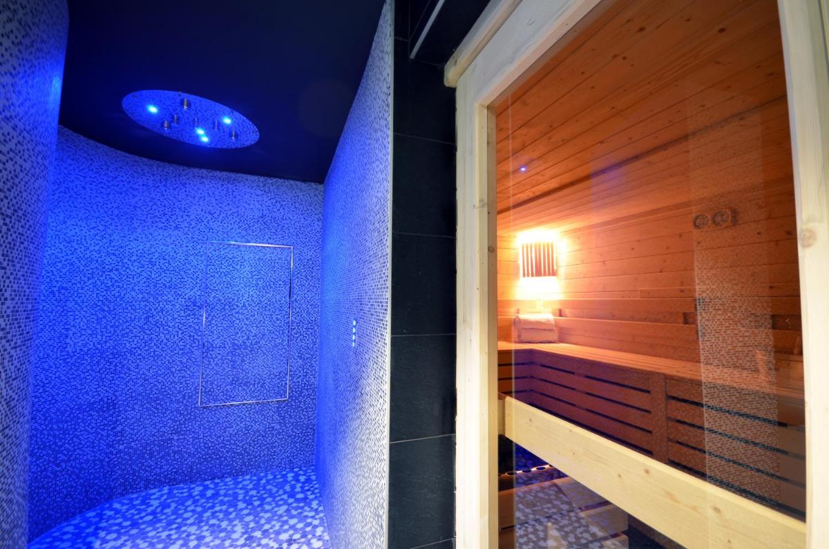 La salle de bains bleue est pourvue d'une douche avec un mur bleu. dans l'établissement Holiday Inn Dijon Toison D'or by IHG, à Dijon