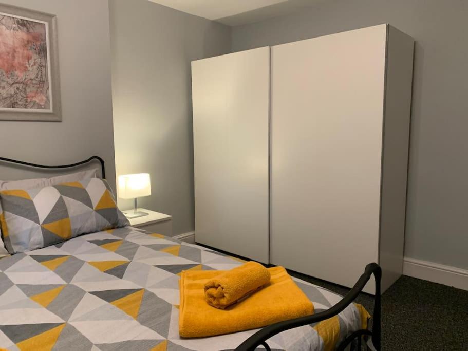 Fantastic Large 2 X Bedroom Flat, Free Parking - Housity