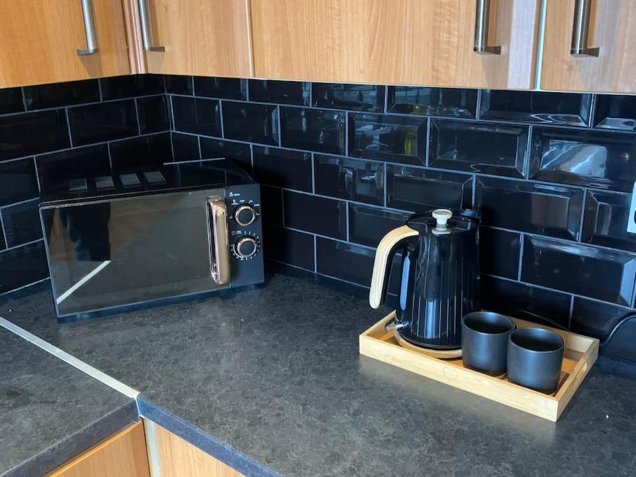 Fantastic Large 2 X Bedroom Flat, Free Parking - Housity