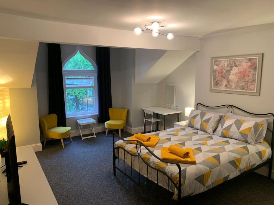 Fantastic Large 2 X Bedroom Flat, Free Parking - Housity