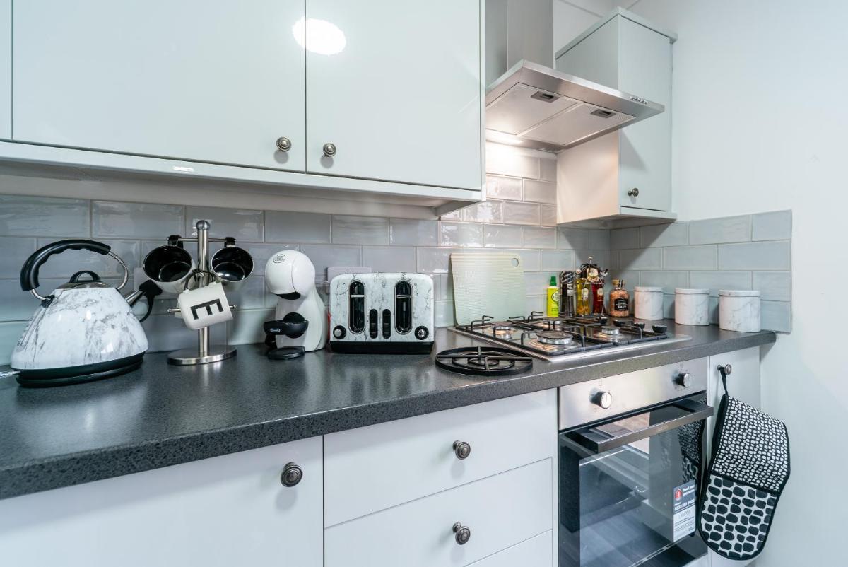 Nhyira Private Parking CHic Three Bedrooms Garage 2 Shower rooms Classy Home - Housity