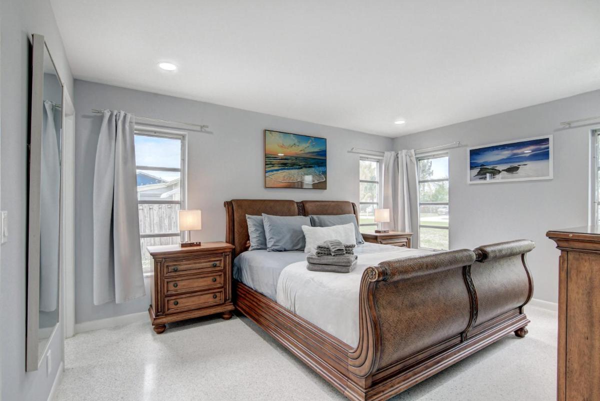 Just Remodeled! Close to All! 3 Miles to Beach!! 2 Miles From Airport! - Housity
