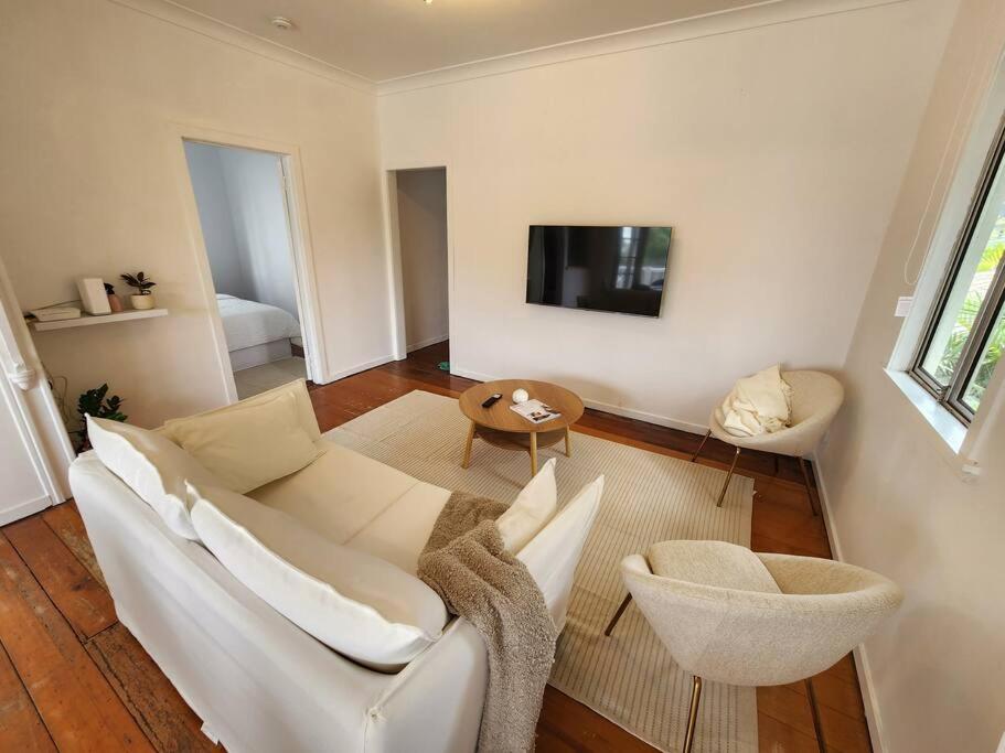 Classic Brisbane Queenslander with Pool & Yard - Housity