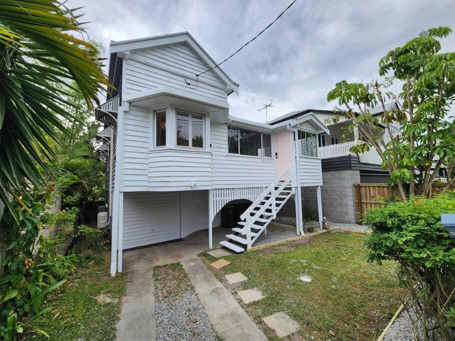 Classic Brisbane Queenslander with Pool & Yard - Housity