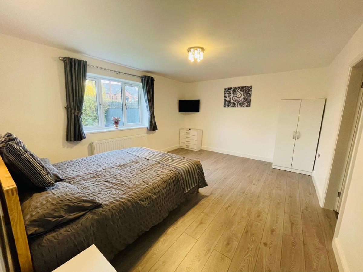 4-Bedroom Cottage in Healing, Grimsby - Housity