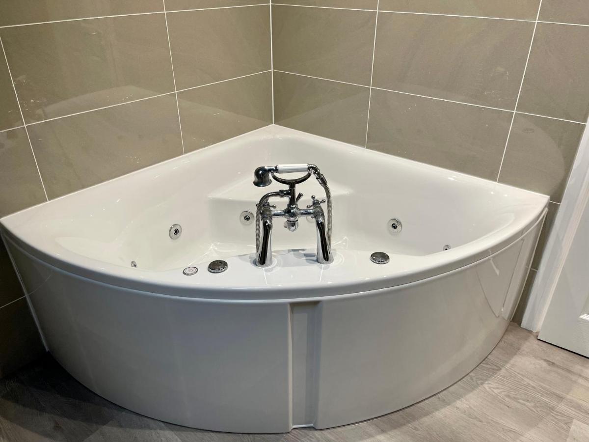 4-Bedroom Cottage in Healing, Grimsby - Housity