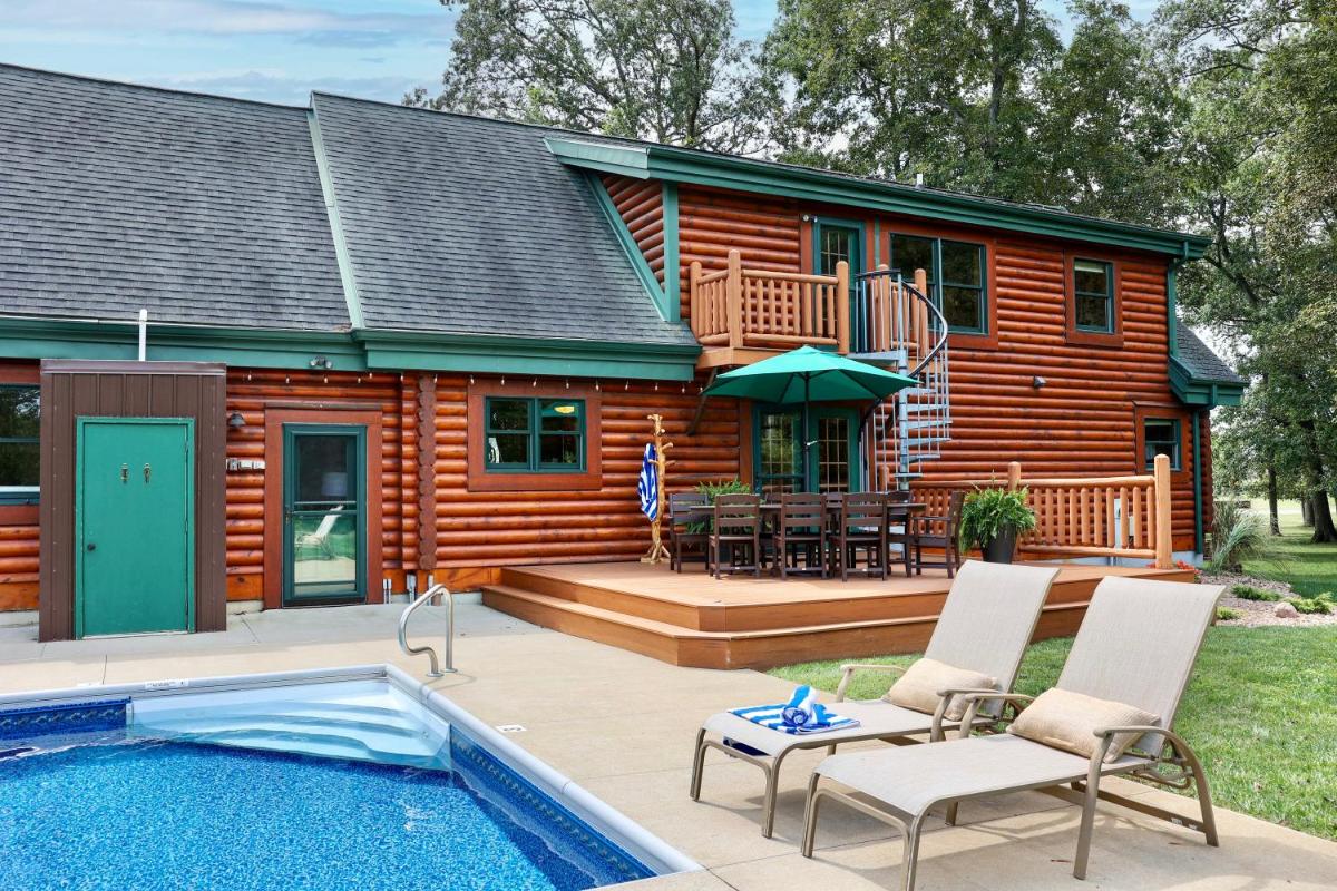 Rustic Cabin with seasonal Pool & Fire Pit - close to to Bike Path - Housity