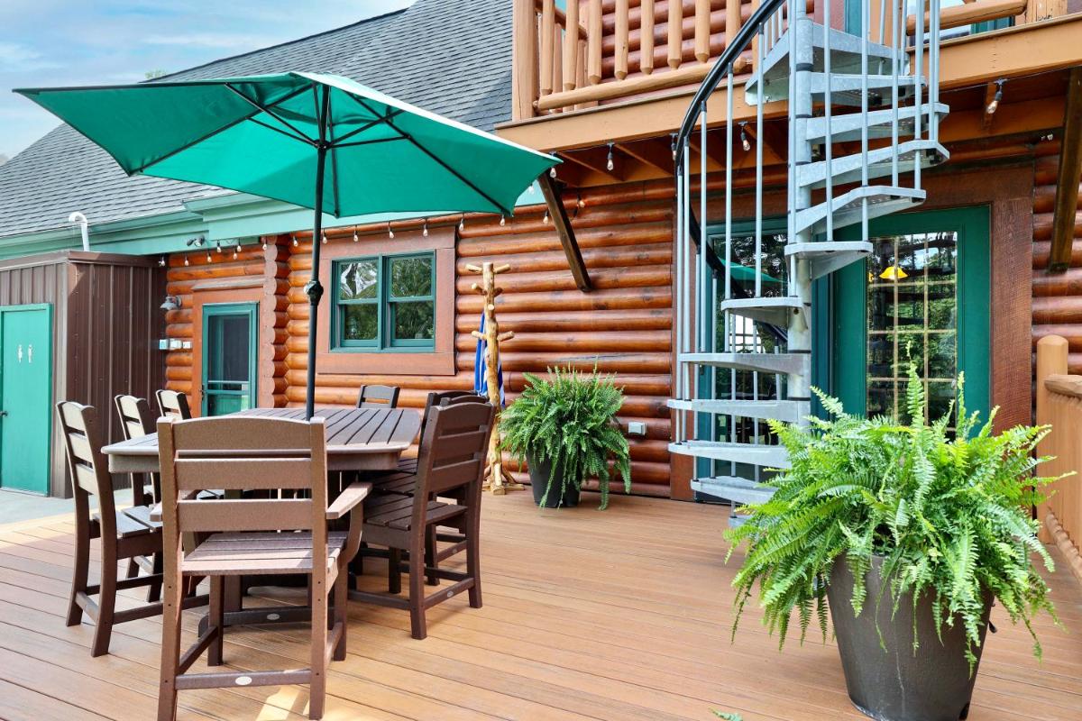 Rustic Cabin with seasonal Pool & Fire Pit - close to to Bike Path - Housity