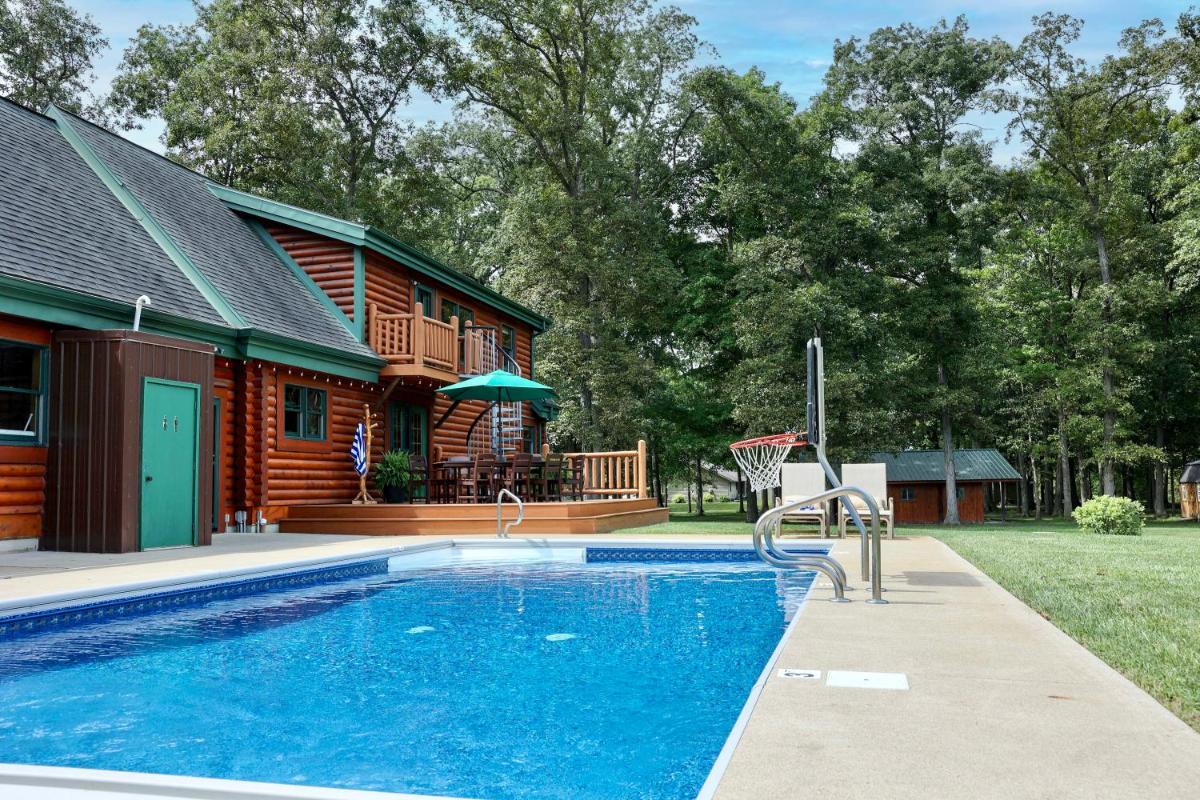Rustic Cabin with seasonal Pool & Fire Pit - close to to Bike Path - Housity
