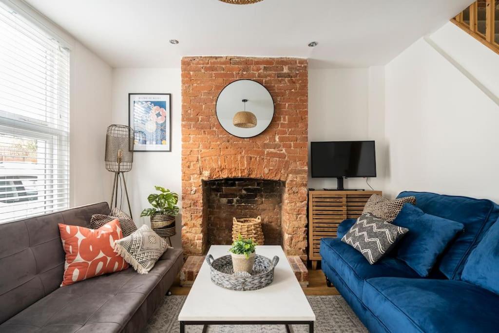 Modern Whitstable Cottage by town, beach & harbour - Housity