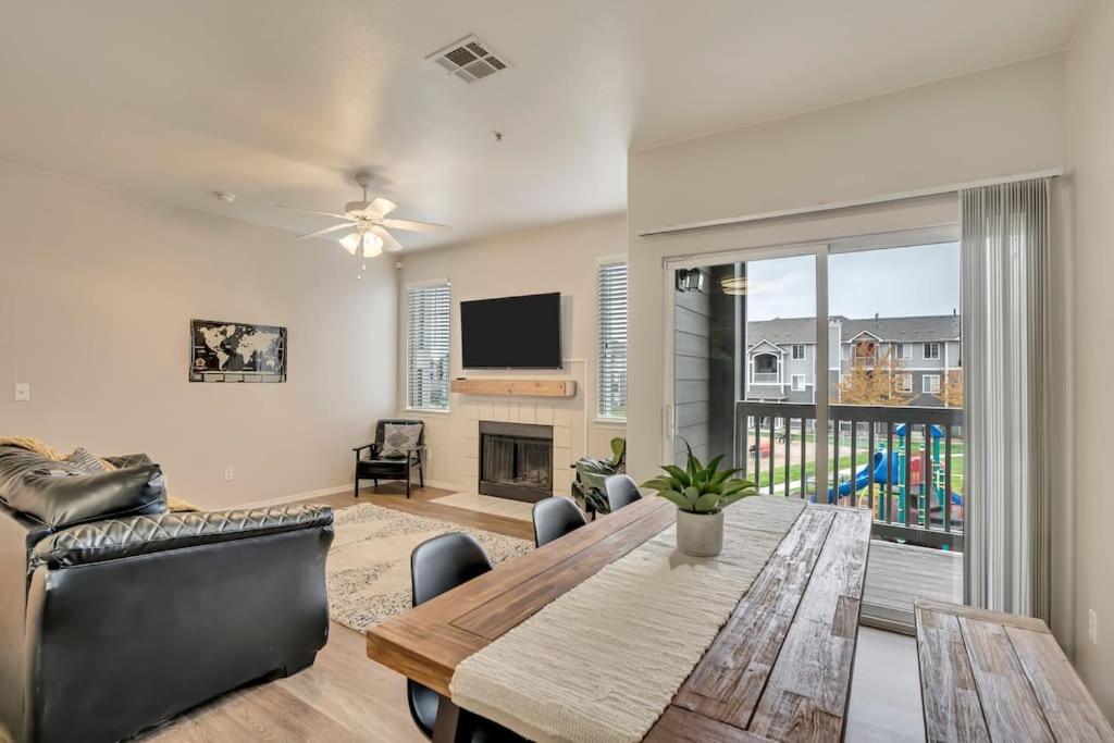 Suitetrails - 2 Jumbo King Beds w Pool 4K TVs Close to Hill AFB