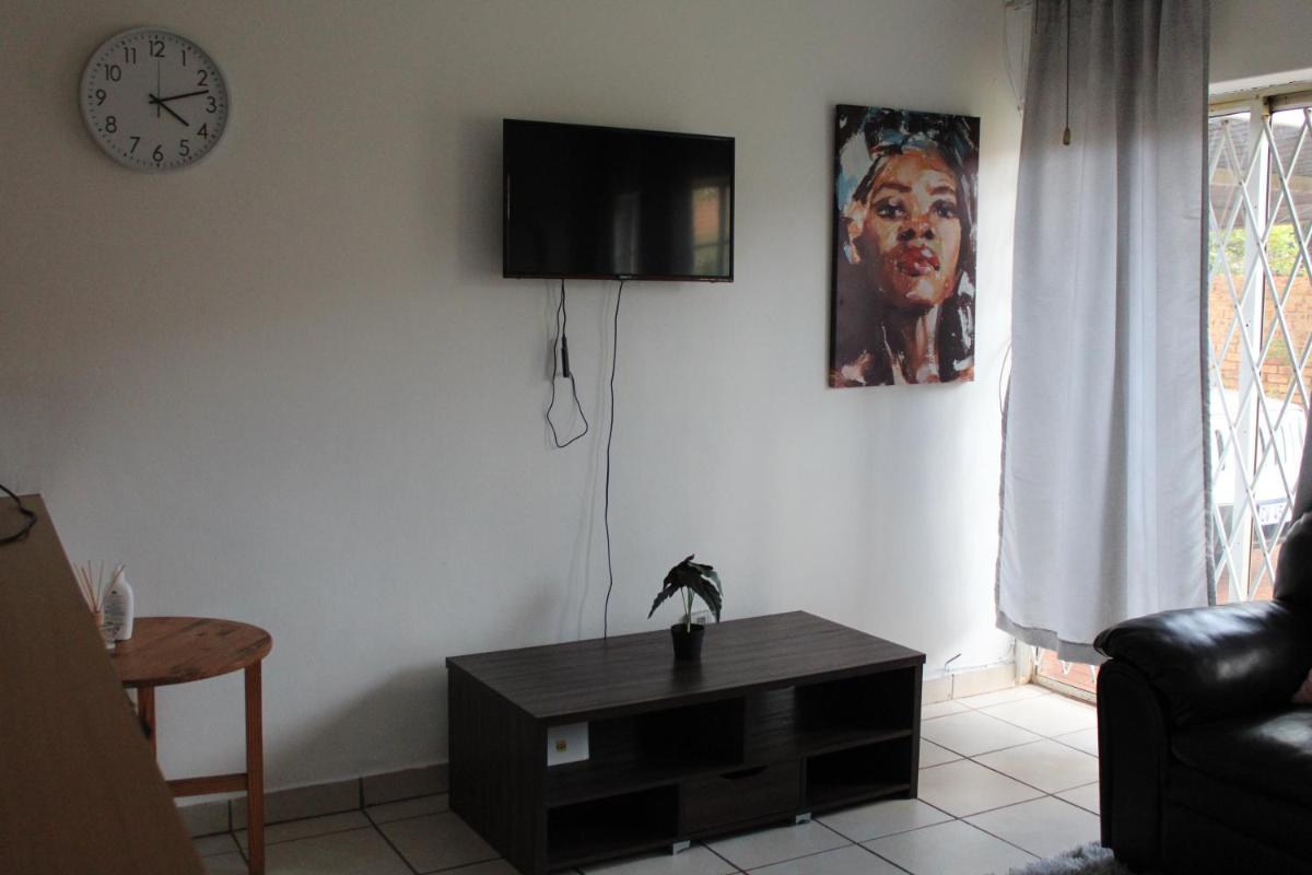 Cheerful 2 Bed with Braai Area 5min Waking distance to a Golf Course - Housity