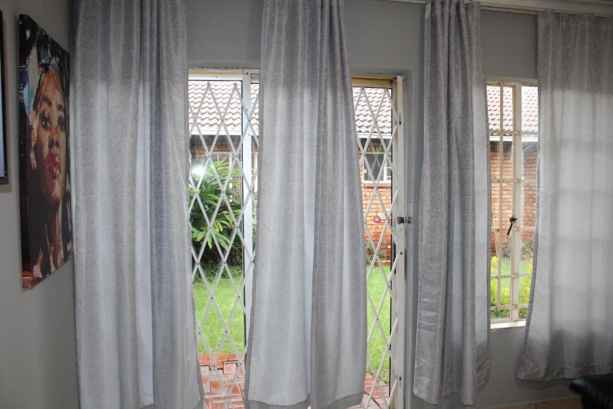 Cheerful 2 Bed with Braai Area 5min Waking distance to a Golf Course - Housity