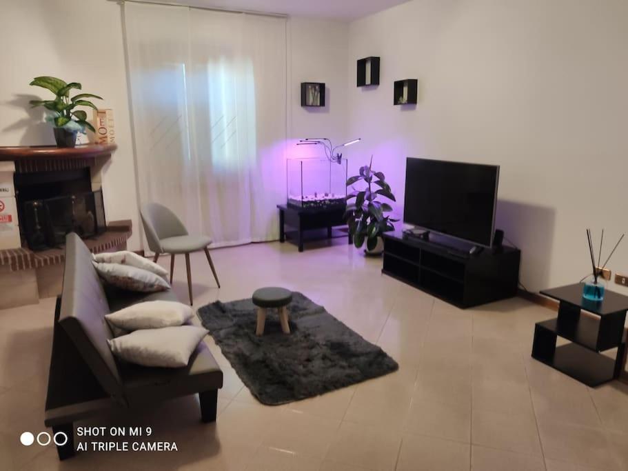 Charlie's Home Arezzo - fully furnished apartment in the central area, with kitchenette, dishwasher, washing machine, balcony, terrace and private parking adjacent to the property, independent heating and cooling, close to supermarkets, offices e hospital - Housity