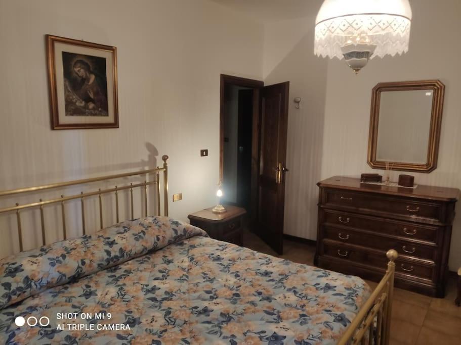 Charlie's Home Arezzo-Appartamento-B&B Arezzo con Parcheggio privato- Arezzo Città del Natale 2023 - Centro Arezzo Fiere e Congressi- Mercatini Natale Arezzo Casa di Babbo Natale e Villaggio Tirolese 2023 - Hizvo