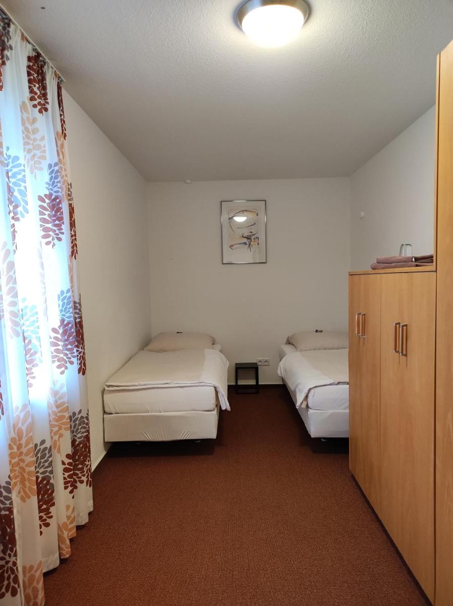 Ein Bett oder Betten in einem Zimmer der Unterkunft Hotel Astra Rastatt