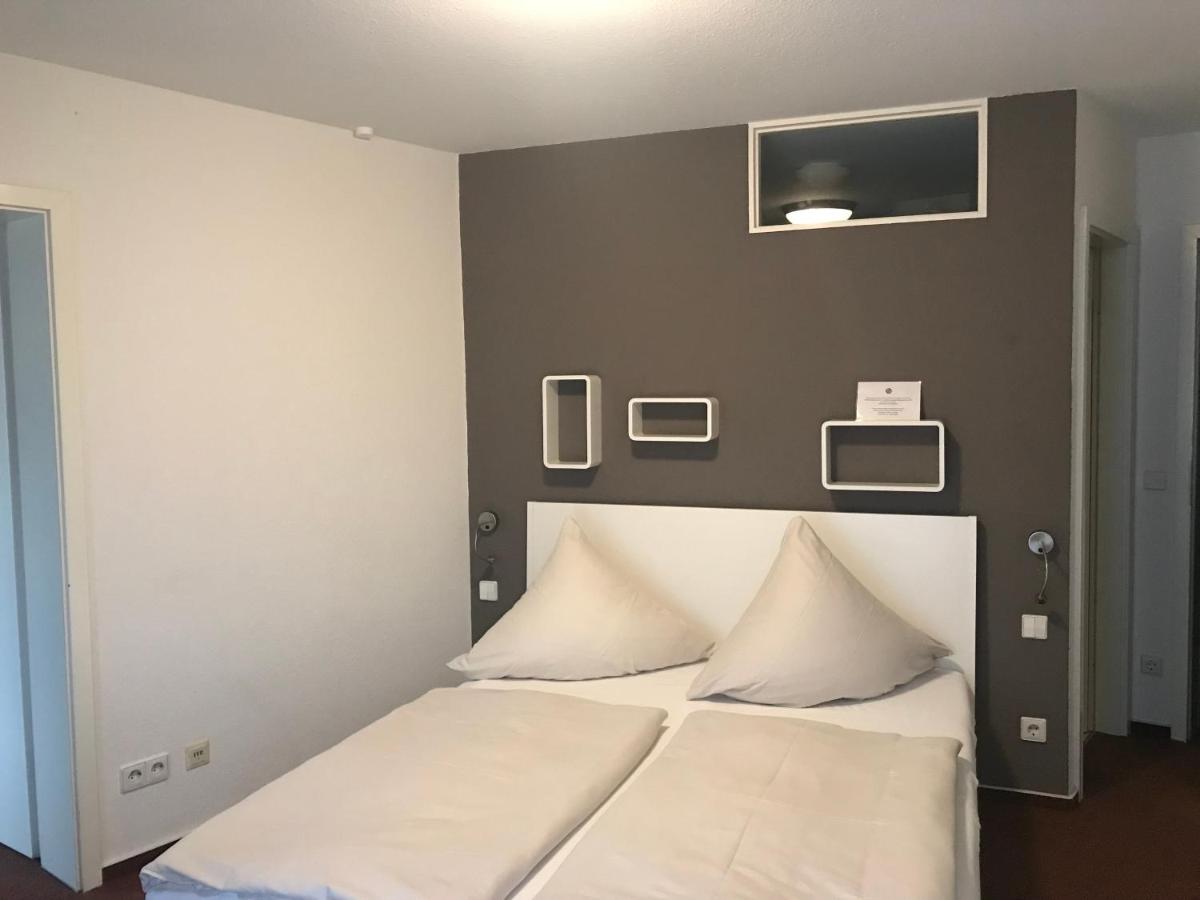 Ein Bett oder Betten in einem Zimmer der Unterkunft Hotel Astra Rastatt